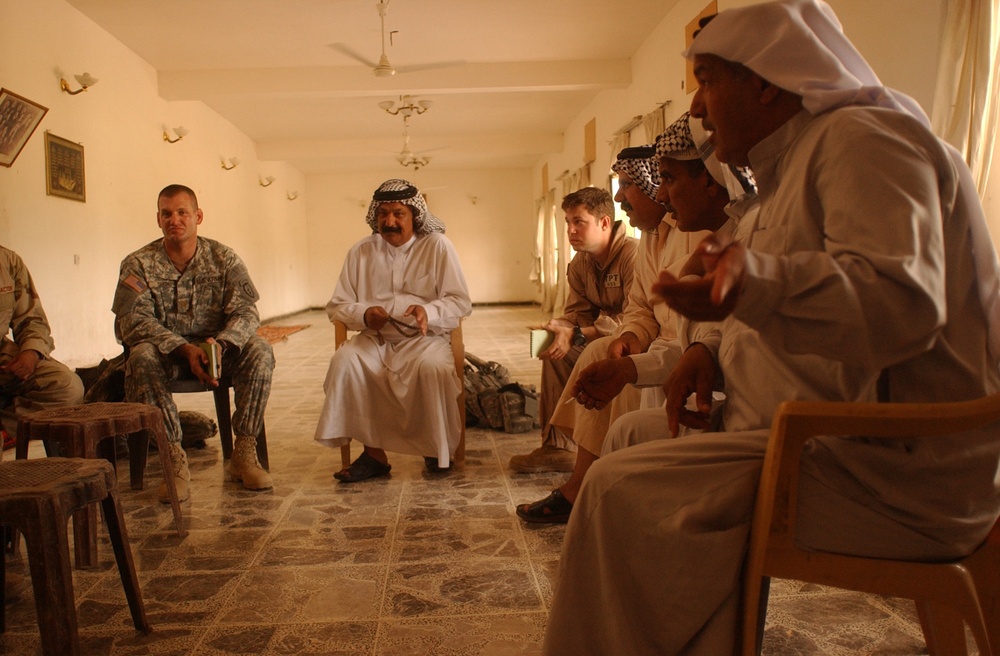 Paratroopers Patrol Kalsu, Talk With Residents