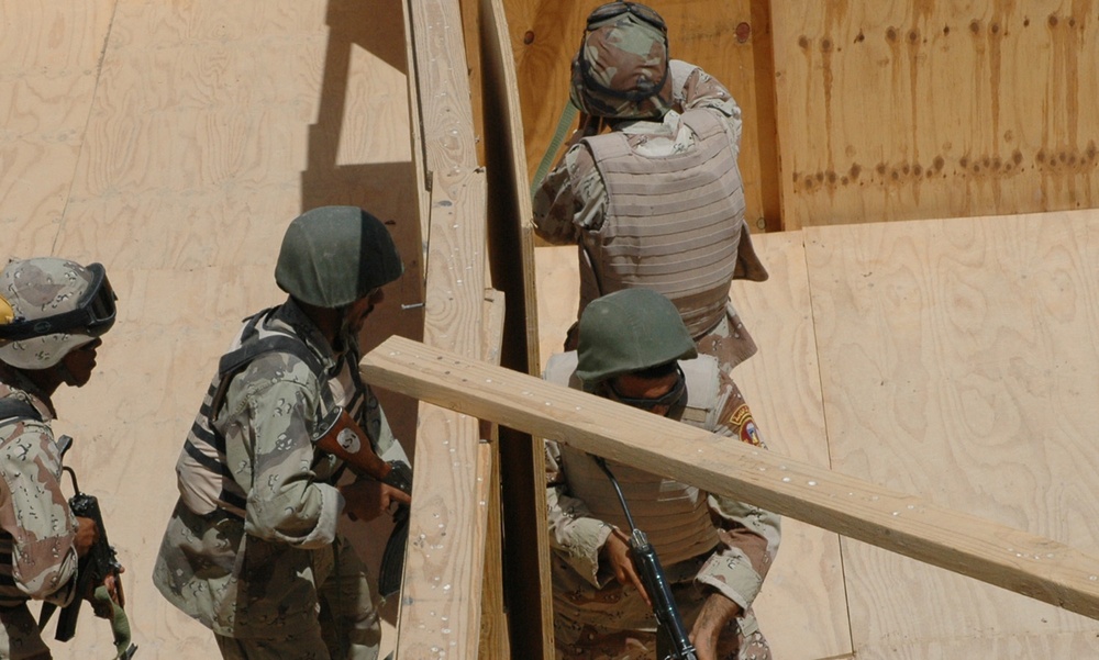 Iraqi Soldiers Participate in First Ever Advanced Infantry Course
