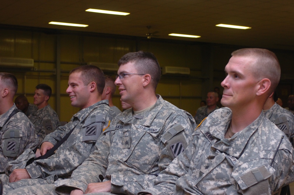 Five Star Iris Entertains Troops in Ramadi