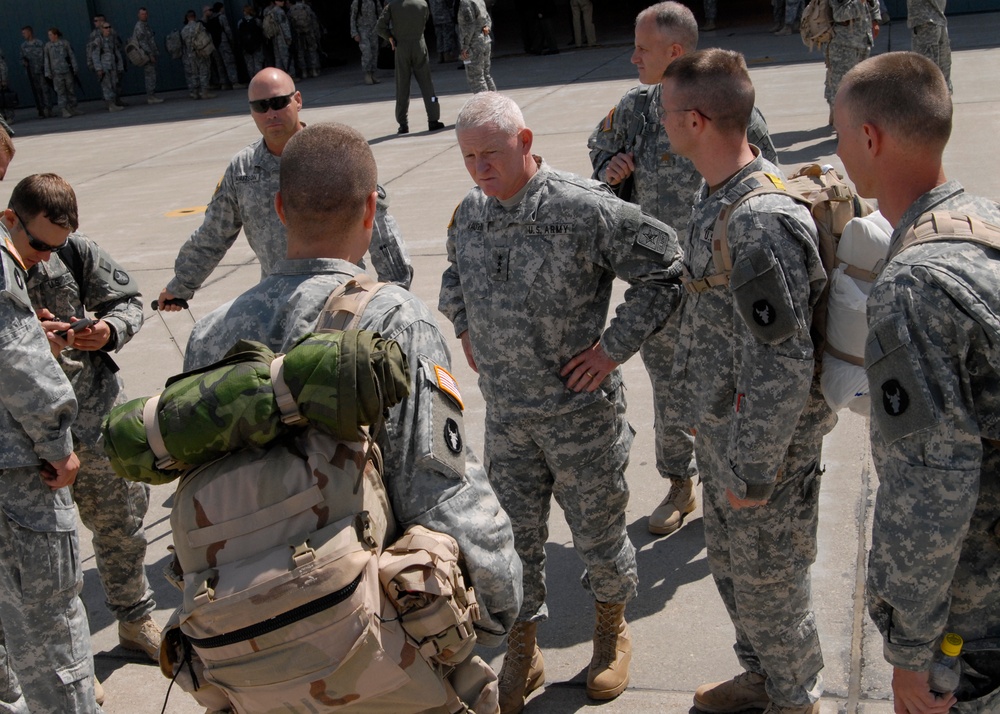 Lt. Gen. Vaughn Talks With Soldiers