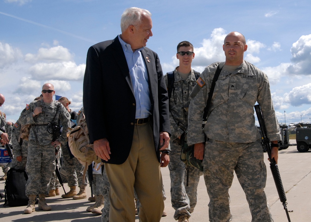 Congressman Kline With Soldiers