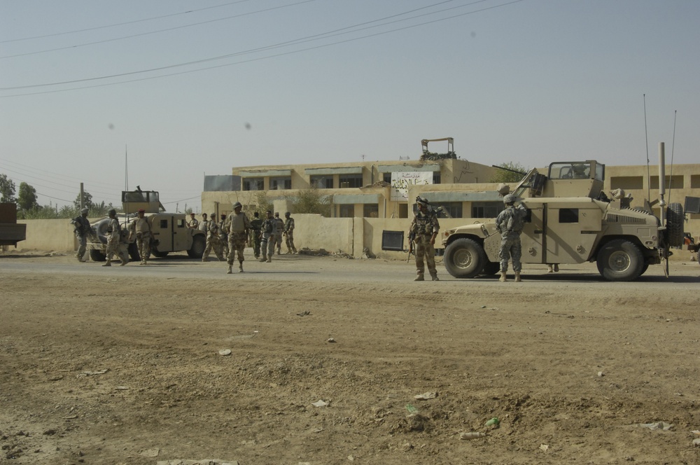 U.S., Iraqi Soldiers Bring Medical Aid to Iraqi Residents