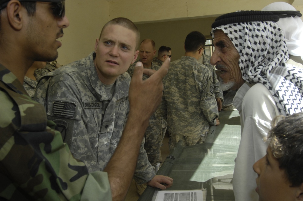 U.S., Iraqi Soldiers Bring Medical Aid to Iraqi Residents