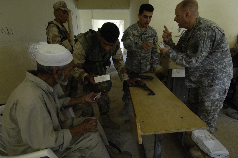 U.S., Iraqi Soldiers Bring Medical Aid to Iraqi Residents