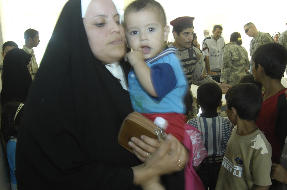 U.S., Iraqi Soldiers Bring Medical Aid to Iraqi Residents