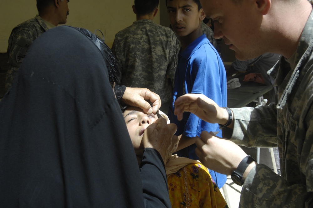 U.S., Iraqi Soldiers Bring Medical Aid to Iraqi Residents