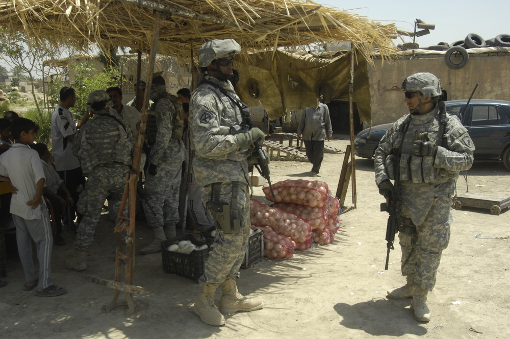 U.S., Iraqi Soldiers Bring Medical Aid to Iraqi Residents