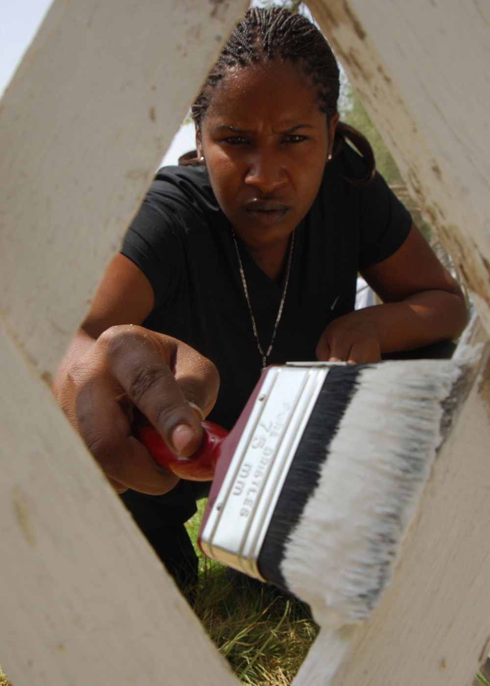 U.S. Sailors Help Bahraini Kids