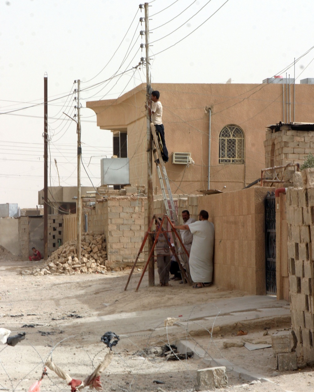 Soldiers, Marines, Assist in Rebuilding Police Station