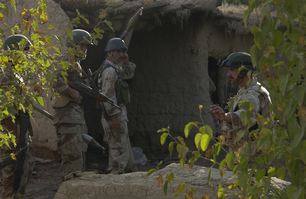 IA, 1st Cav. Soldiers Seek Out Anti-Iraqi Forces in Baqubah