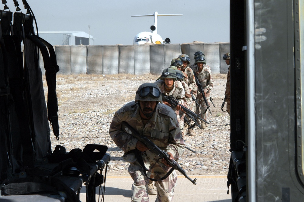 DVIDS - Images - Commando Course NCOs teach Iraqi soldiers air assault ...