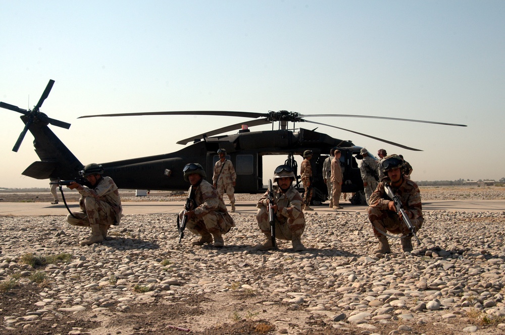 Commando Course NCOs teach Iraqi soldiers air assault operations