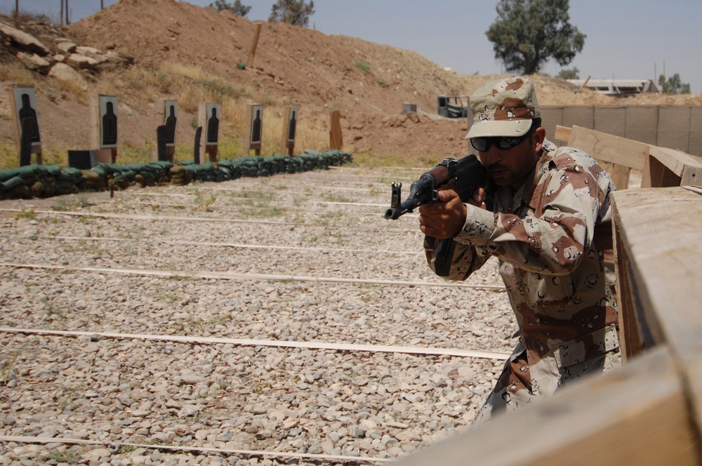 Coalition forces train Iraqi soldiers