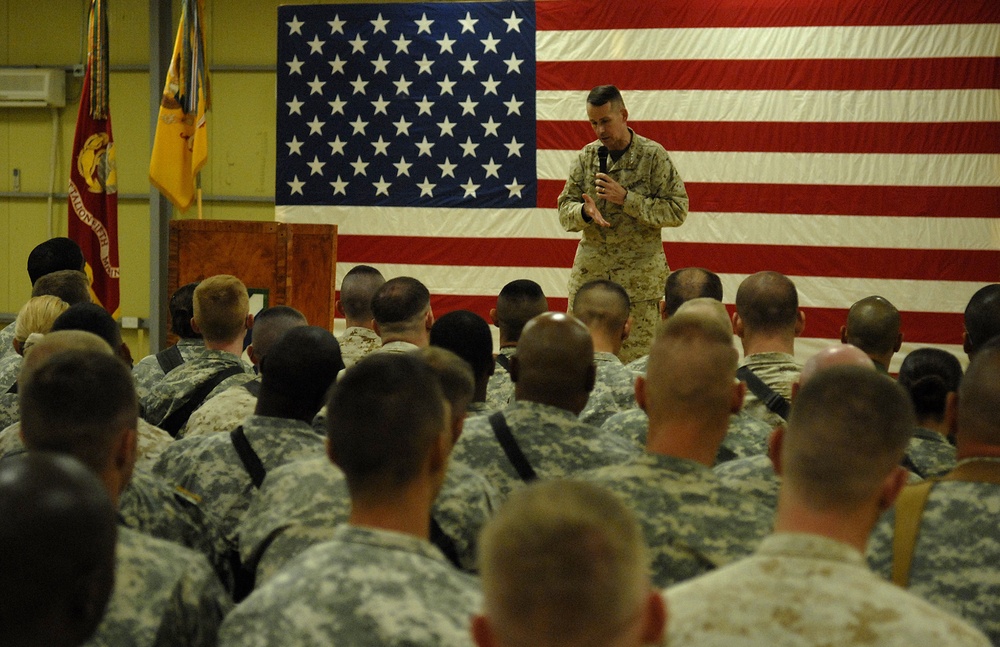 Gen. Pace Visits Troops in Ramadi