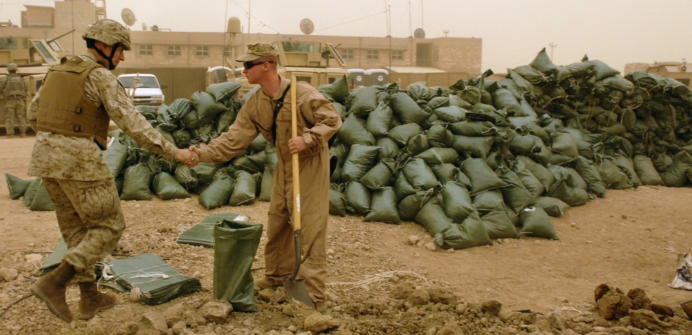 Gen. Pace Visits Troops in Ramadi