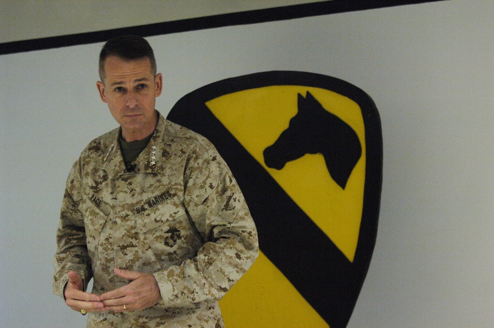 Gen. Pace Visits Troops in Ramadi