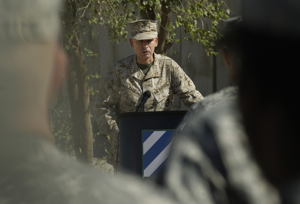 Gen. Pace Visits Troops in Ramadi