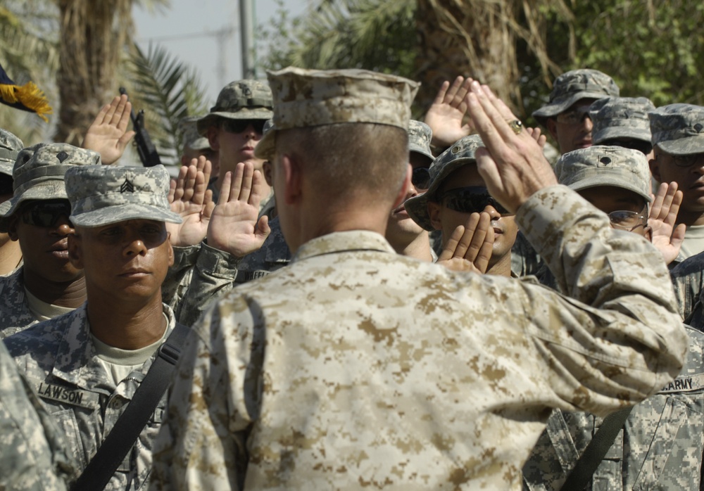 Gen. Pace Visits Troops in Ramadi