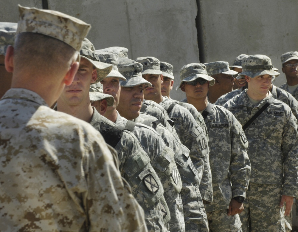 Gen. Pace Visits Troops in Ramadi