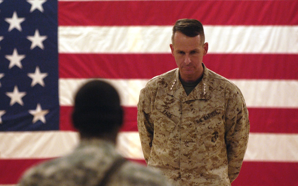 Gen. Pace Visits Troops in Ramadi