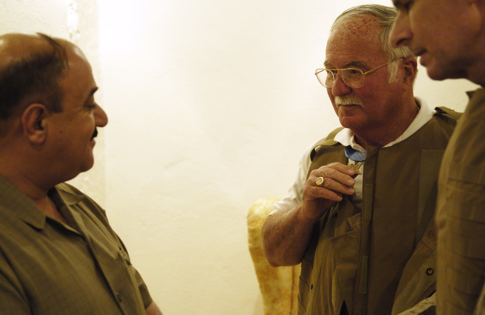 Gen. Pace Visits Troops in Ramadi