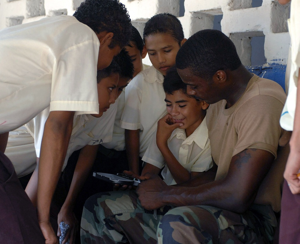 USNS Comfort Reaches El Salvador