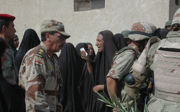 IA, Stryker Leaders Assess Progress in Baqubah