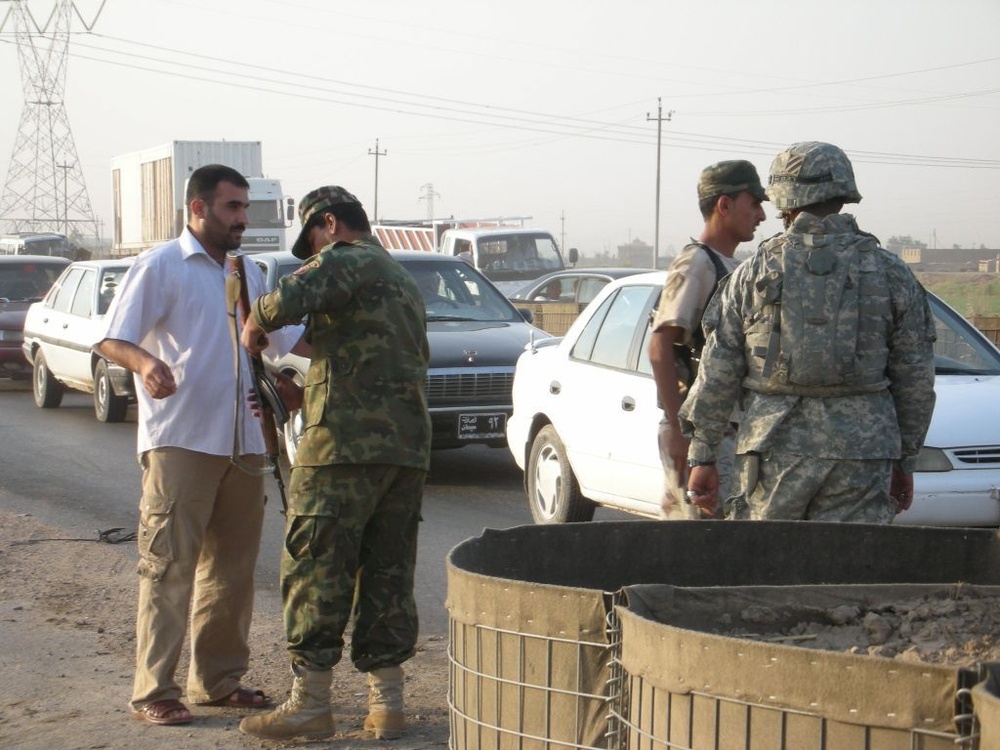 1-15 Teams With Iraqis at Traffic Control Point