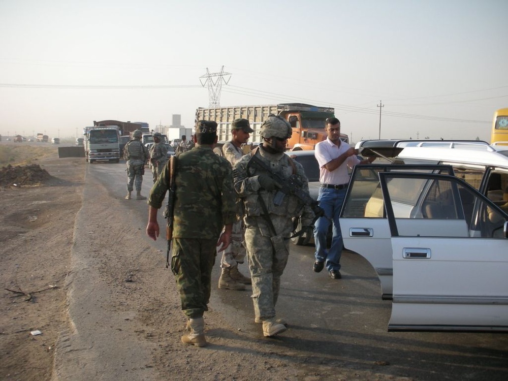1-15 Teams With Iraqis at Traffic Control Point