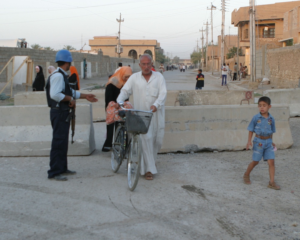 Marines, Iraqi Police Patrol Ramadi