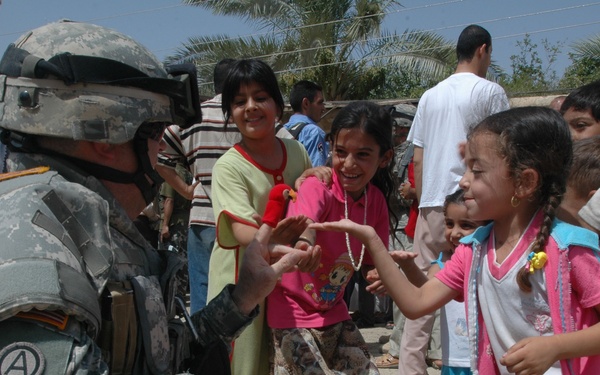 Puppets Help U.S. Troops Reach Out to Children in Baqubah