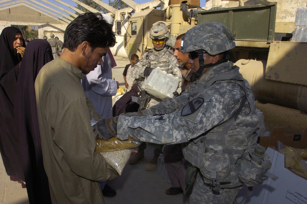 Troops Deliver Food, Water to Poorest Residents of Al Kindi