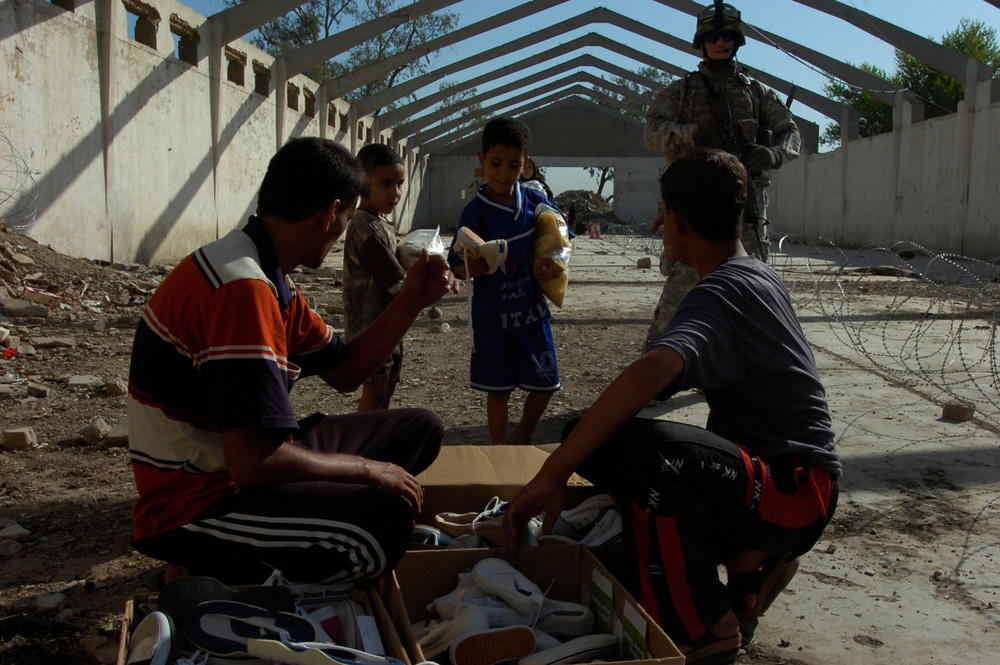 Troops Deliver Food, Water to Poorest Residents of Al Kindi