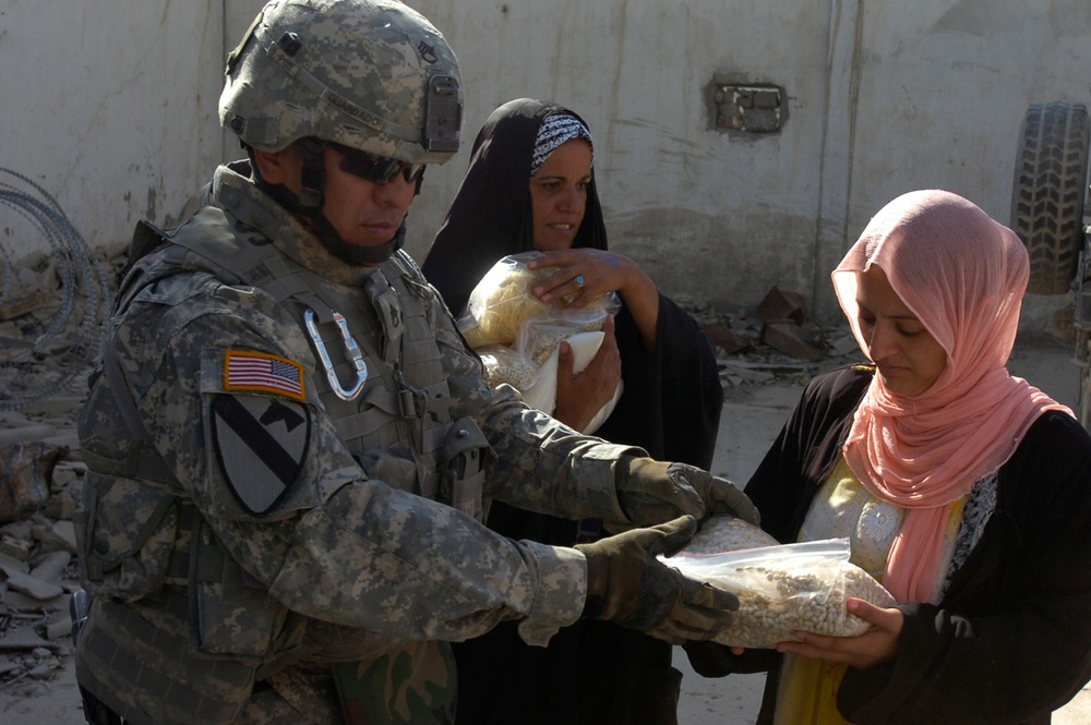 Troops Deliver Food, Water to Poorest Residents of Al Kindi