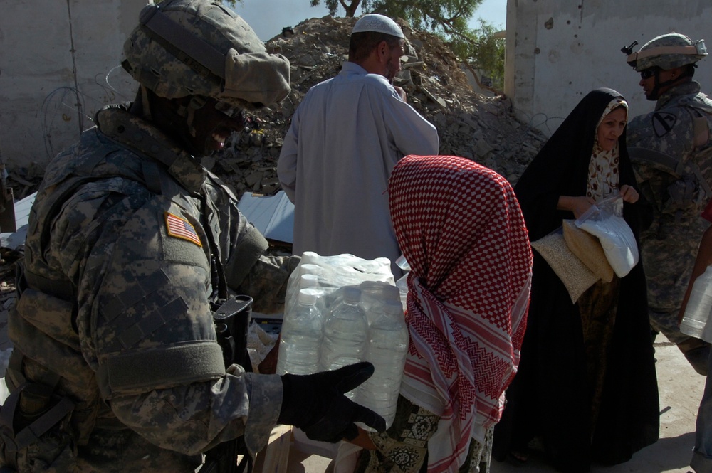 Troops Deliver Food, Water to Poorest Residents of Al Kindi