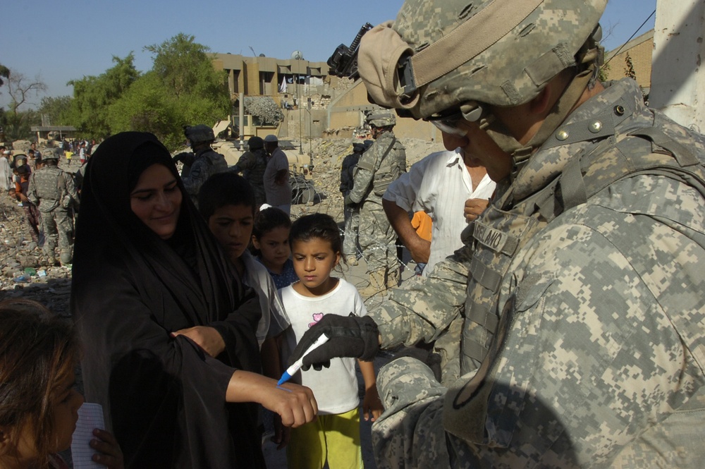 Troops Deliver Food, Water to Poorest Residents of Al Kindi