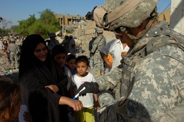 Troops Deliver Food, Water to Poorest Residents of Al Kindi