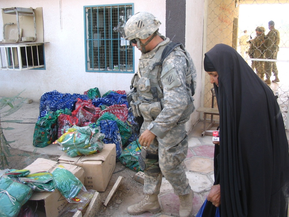 1-15 Infantry medics hold free health clinic
