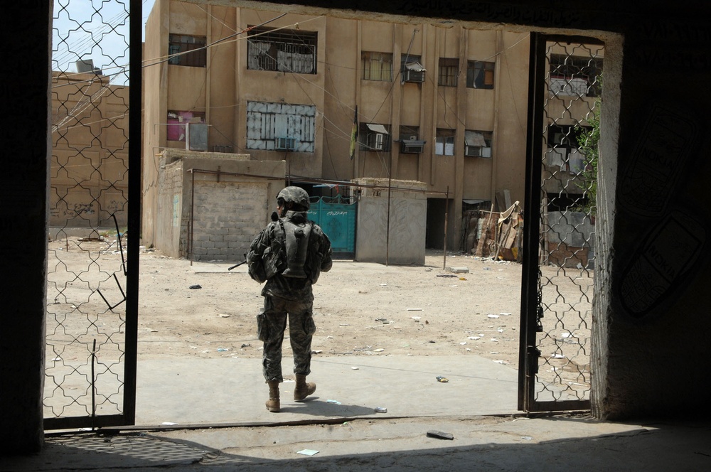 Paratroopers Check Up on Shiite, Sunni Neighborhood