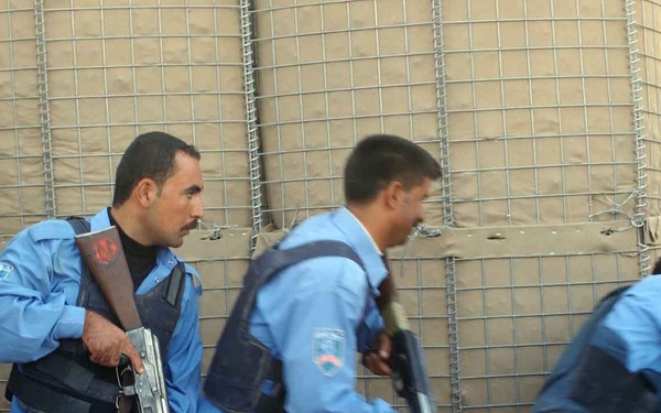 Iraqi Police Practice Urban Warfare