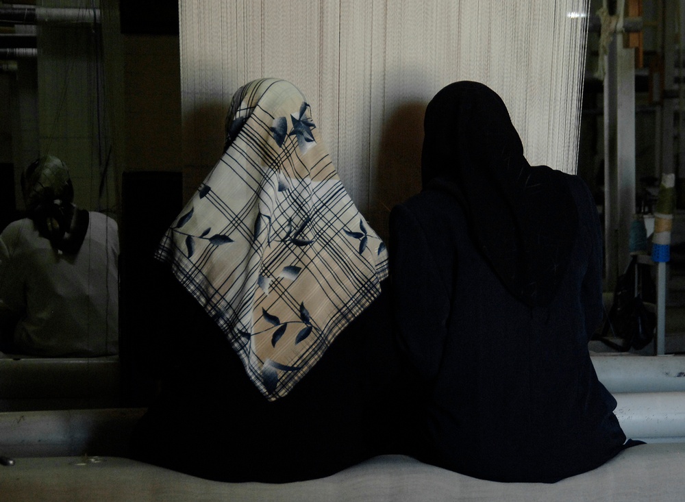 Iraqi Textile Workers Make Carpet