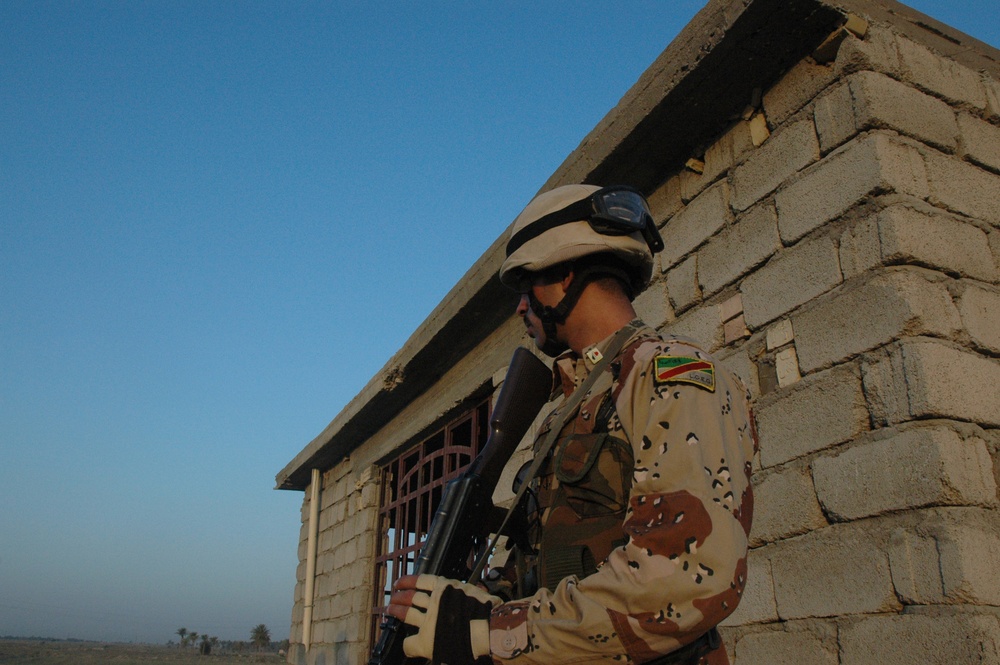 Iraqis Move as One Near Baqubah