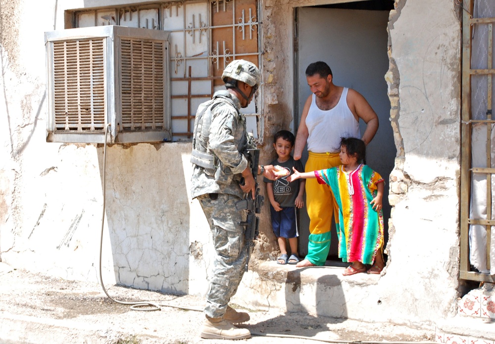 Soldiers help Adhamiyah residents