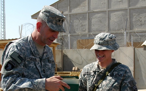 Mountain CG re-enlists Commando Soldiers