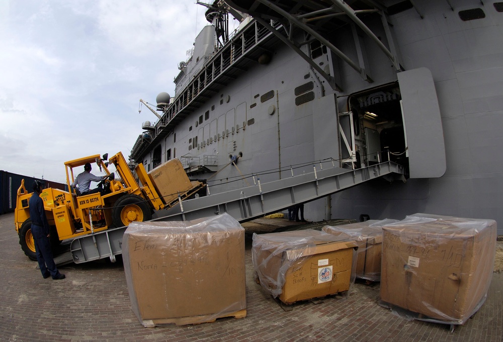 Navy Personnel Provide Aid During PANAMAX 2007