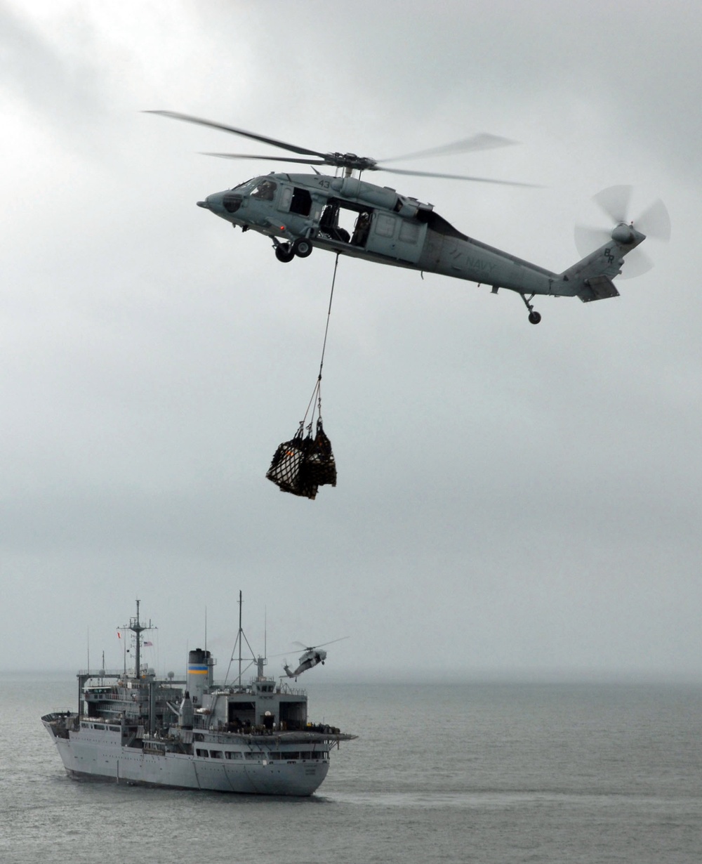 USNS Saturn delivers supplies to USNS Comfort