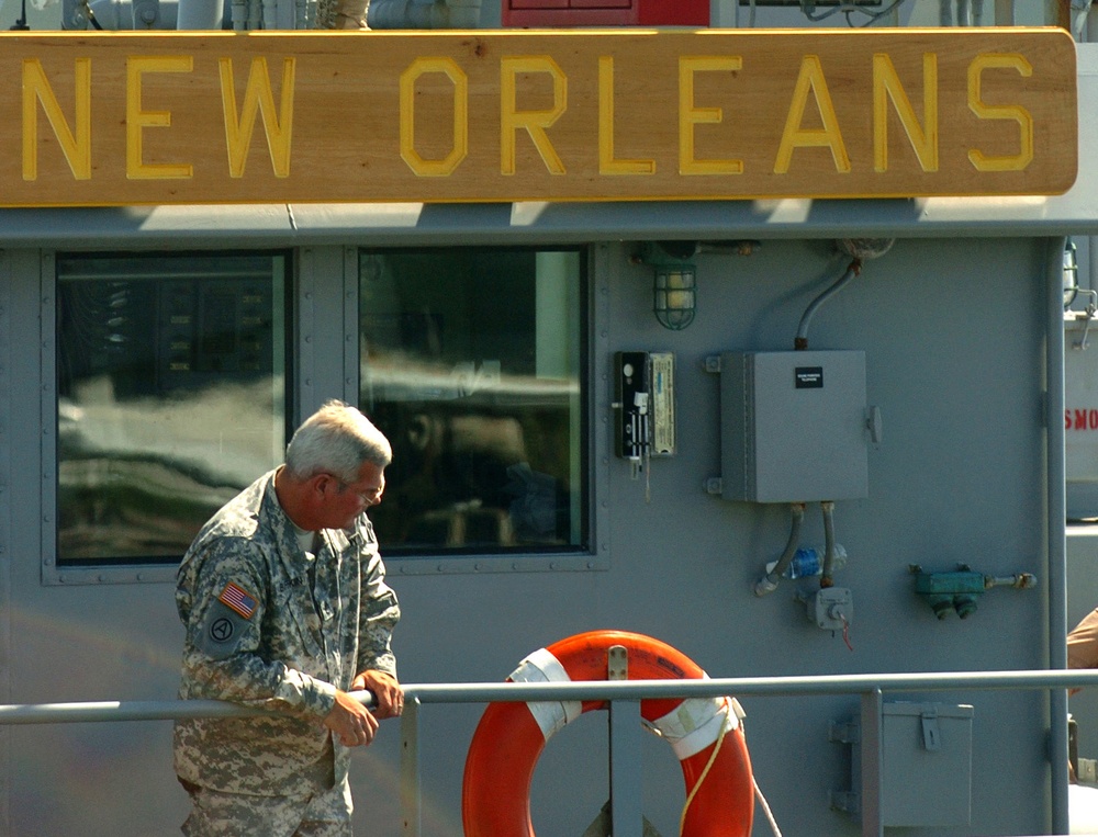 Army Boat Supports Dive Teams Trying to Raise Russian Sub