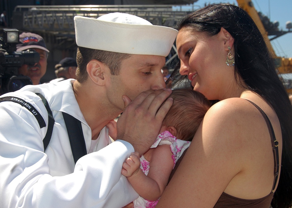 Homecoming for Sailors in San Diego