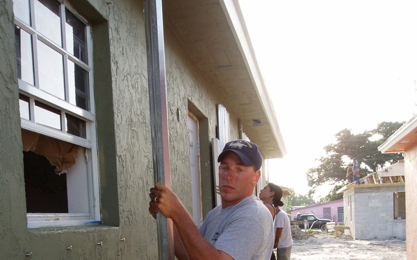 Navy Operational Support Unit 0847 Helps Build Homes in South Florida
