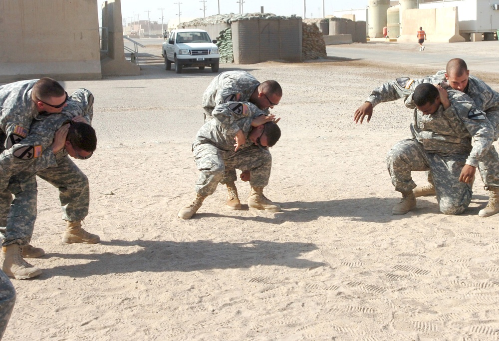 Soldiers train in unarmed self-defense